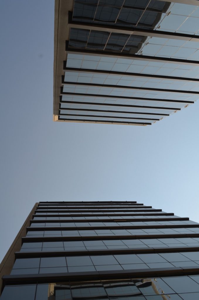 Edificio moderno visto desde abajo